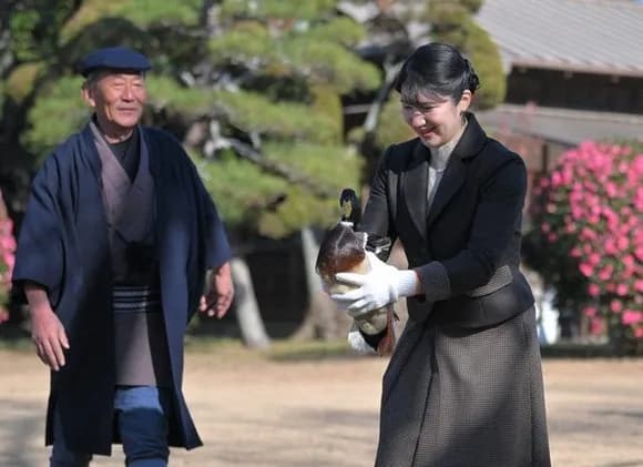 【画像】愛子さま、鳥を捕まえてくるｗｗｗｗｗｗｗｗｗｗ