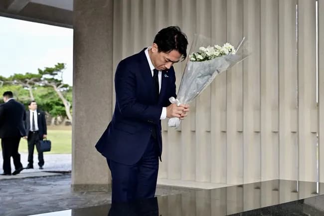 【画像】小泉進次郎の頭皮、分け目が拡がる