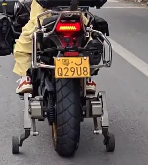 【動画】中国の女性、大型バイクに補助輪を付けて街の笑いものになるｗｗｗｗｗｗｗ