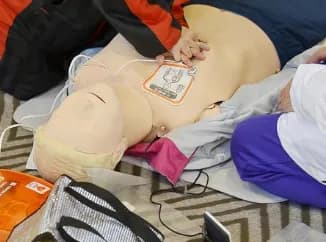 【悲報】AEDを使用しようとした男性逮捕。警察「性的な部位に手を伸ばそうとした、非常に悪質」・・・・・・