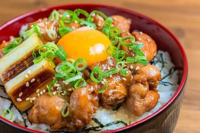 牛丼、豚丼はあるのに鶏丼は無いよな