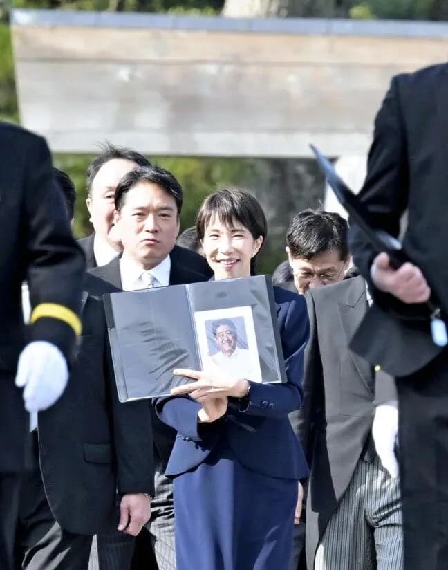 高市早苗、安倍晋三の遺影をクリアファイルに入れてニッコリしながら左手でピースサインｗｗｗｗｗ