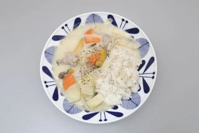 ホワイトシチューをご飯にかけるご家庭