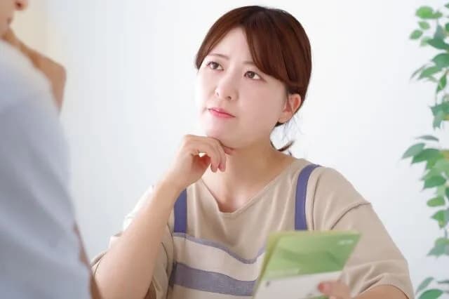 夫「はい今月のお給料（30万）」妻「いつもご苦労さま。これお小遣いね（1万5000円）」