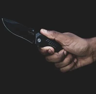 【悲報】家賃滞納で強制執行となった無敵の男、執行官を刺す・・・・・・・・