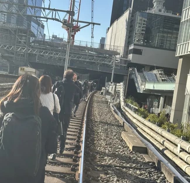 【画像】山手線が止まった東京都民さん、みんなでスタンドバイミーごっこｗｗｗｗｗｗｗｗｗｗ