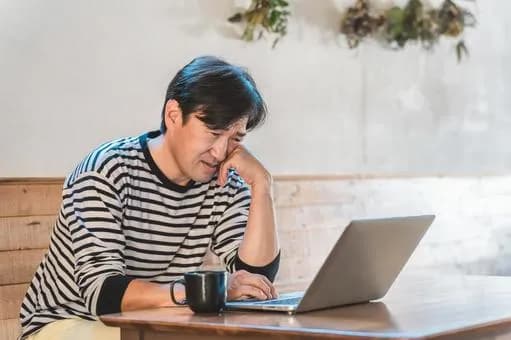 【悲報】スタバでPCを開く時はMacじゃないと恥ずかしいってマジなの？ｗｗｗｗｗｗｗｗｗｗｗｗｗｗｗｗ