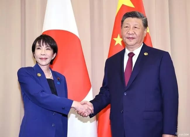 彡(。)(ﾟ)「中国旅行行ったらすぐ拘束されて習近平の前に連れ出されるぞ」