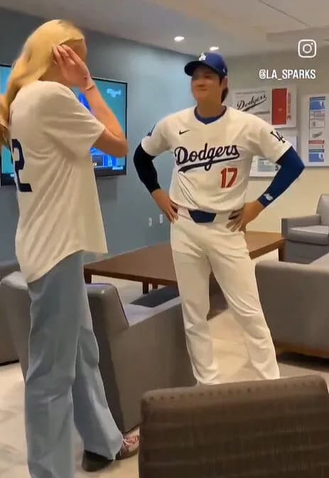 【悲報】大谷翔平さん、自分より身長が高い女性と出くわしてビビリちらかすｗｗｗｗｗｗｗｗｗ