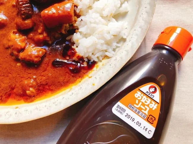 大阪人さん、カレーにソースをかけてしまう