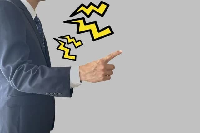 倉庫作業に転職ワイ、始業15分前に休憩室にいたら上司からこっち来て手伝わないとダメだろと言われる