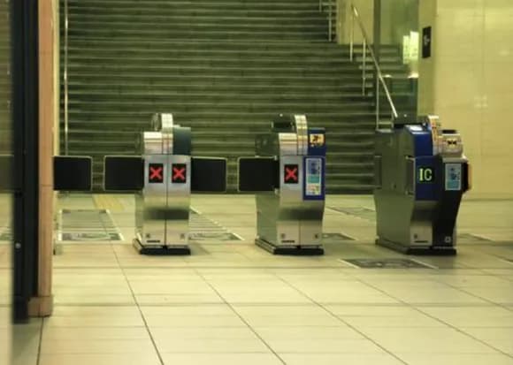 【悲報】女の人「女が避けないなんて嘘！男の方が避けない」←これ・・・・・