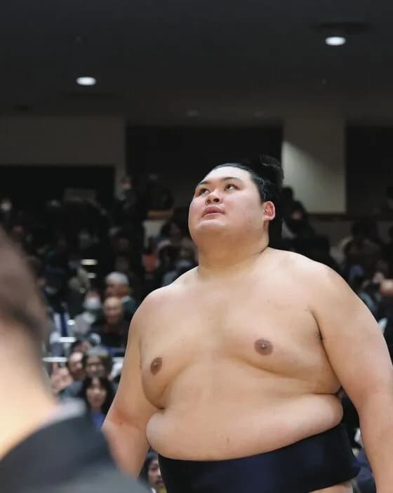 【悲報】相撲界「大の里よ、根性で脱臼を乗り越えろ」