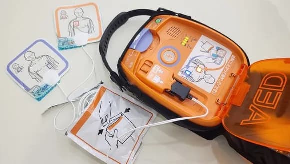 【唖然】弱者男性「女にAEDは絶対使いませんﾆﾁｬｱ」←本当の理由ｗｗｗｗｗｗ