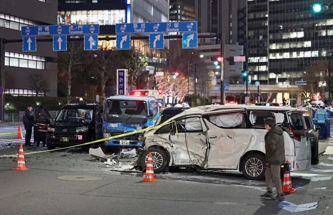 内閣府の公用車が赤信号を無視して車6台が絡む事故を起こす