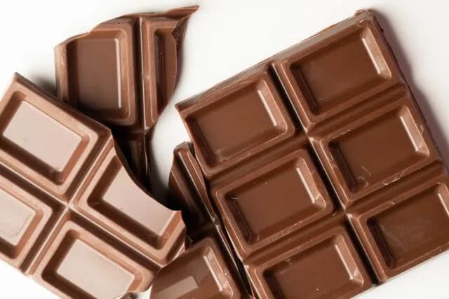 チョコレート(安いです、うまいです、世界中どこでも売ってます)←このお菓子