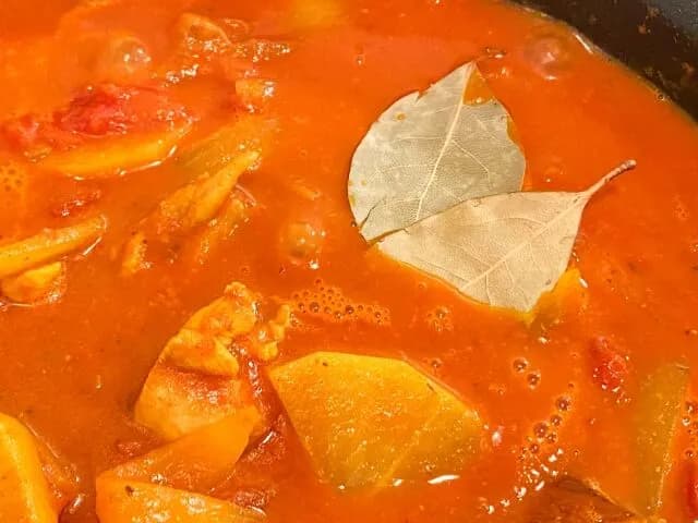 カレー作ろう！！ローリエ入れる　「何の効果あるんやろこれ」