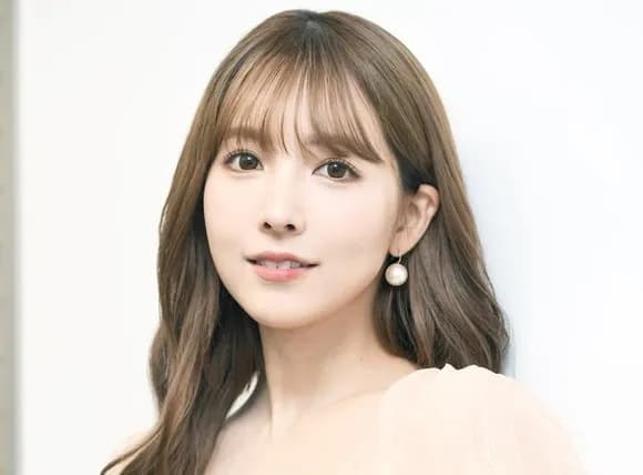 【悲報】三上悠亜（32）「私の年収知ったら多分みんな引く。最低年収3000万ないと男性は引け目を感じると思う」