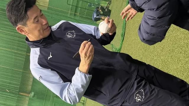 西武広池取締役にサインの行列「カープ時代のサインでいいですか？」