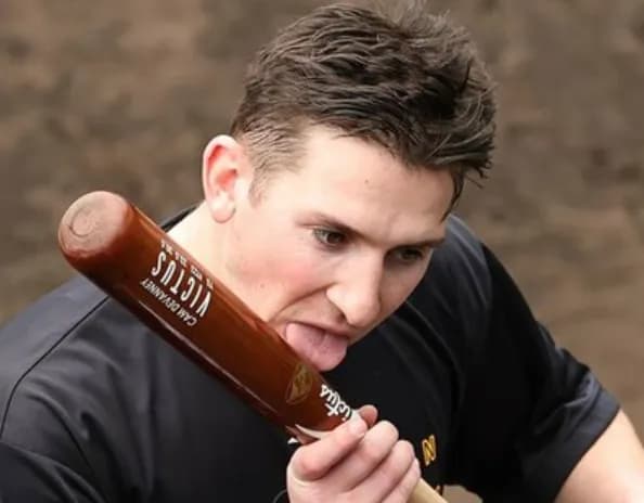 新助っ人・ディベイニーさん、バットをペロペロしてしまう