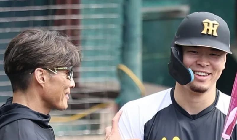 糸井嘉男、佐藤輝明の身体をペタペタ触るwwwwwwwwwwwwww