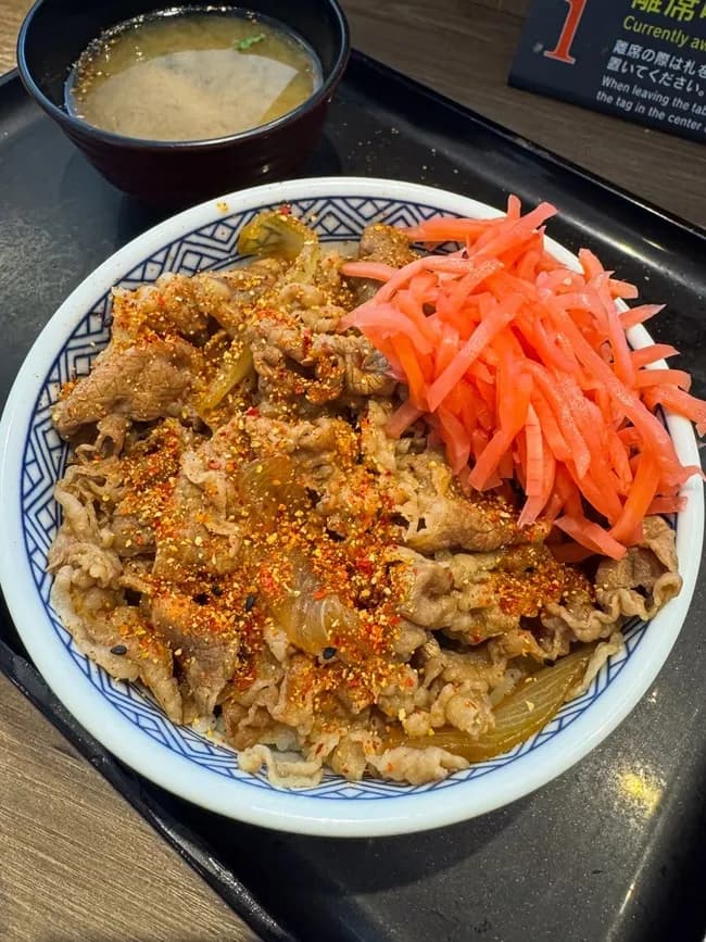 【画像】味は度外視で無料でかけられるもんはとりあえずかける貧乏性ｗｗｗｗｗｗｗｗｗｗｗｗ