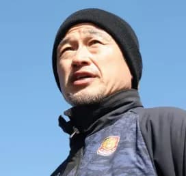 【悲報】キングカズ「若手からサッカーの質問はない。家の広さとか車の台数とか昔の遊びとかばかり」ｗｗｗｗｗｗｗｗ