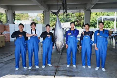 DeNAドラ１・小田康一郎ら新人６選手がマグロ養殖場を訪問！試食で食レポも披露