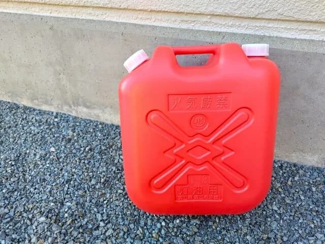 【悲報】灯油ポリタンク、赤じゃない地域もあったwwww