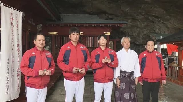 カープ新井監督、運玉投げでも笑顔なし。〝闘将化〟に期待する鯉党も