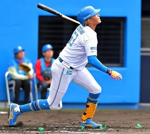 日本ハム・水谷が“チーム１号”の先頭打者弾→２打席連発の大暴れ　キャンプ地で初の紅白戦　スタンドどよめく