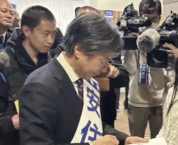 【悲報】中道・安住氏「敗因は『足組んでクリームパン切り抜き動画』」法的措置検討へ・・・・