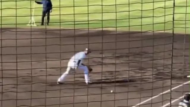 秋広のファースト守備練習、面白いほど下手っぴｗｗｗｗｗｗ