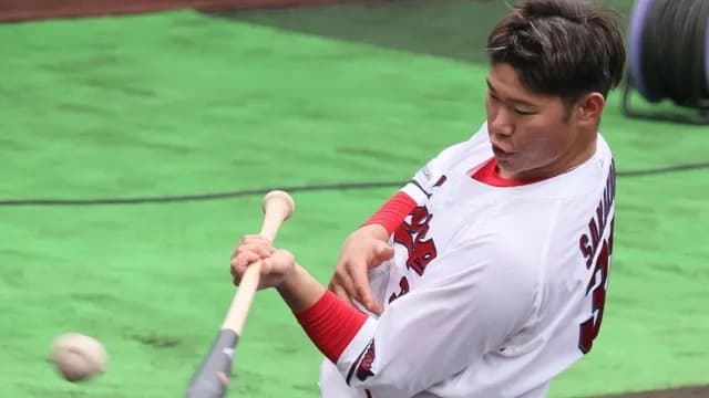 カープ坂倉、右翼超え3ラン！大瀬良から復活の兆しを見せる1発【紅白戦】