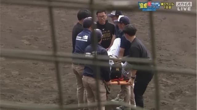 阪神・石井大智にアクシデント　担架で運ばれ緊急降板
