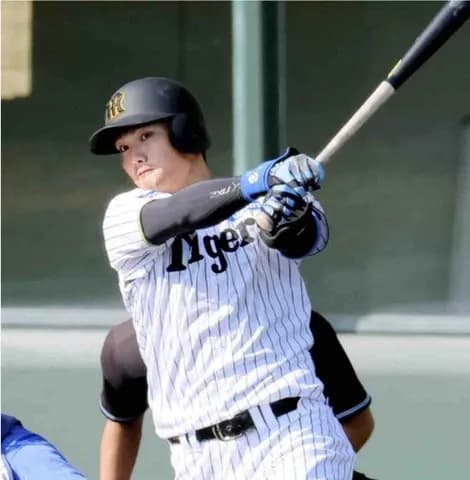 阪神　野手転向の西純矢が紅白戦でクリーンヒット！宜野座のスタンドが大歓声＆拍手