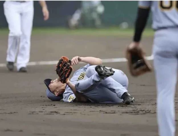 阪神　伊藤将司にアクシデント　佐藤輝のピッチャー返しが左膝付近に　グラウンドに担架搬入でスタンド騒然　自力で歩くことができず緊急降板