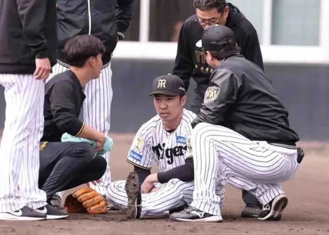 阪神に激震　石井大智が負傷で緊急降板　足を痛めたか　担架でグラウンド外へ搬送される　ＷＢＣにも黄信号