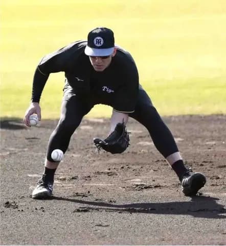 紅白戦で拙守の阪神・ディベイニー、藤川監督が見守るなか約30分の早出特守　田中コーチのアドバイスに「All right！」