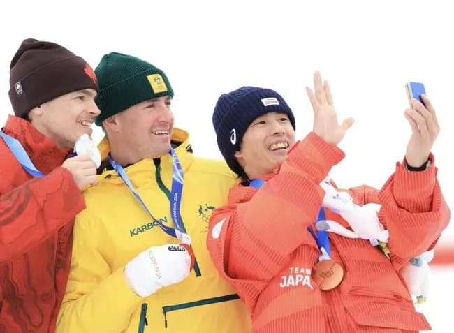 モーグル男子　銀メダリストが怒りのスキーぶん投げ　中継映り込みネット騒然「ちょっといただけない」「気持ちも分かる」