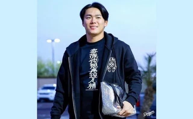 山本由伸の保冷バッグ風バッグ、これも高級ブランド品なのかな・・・？