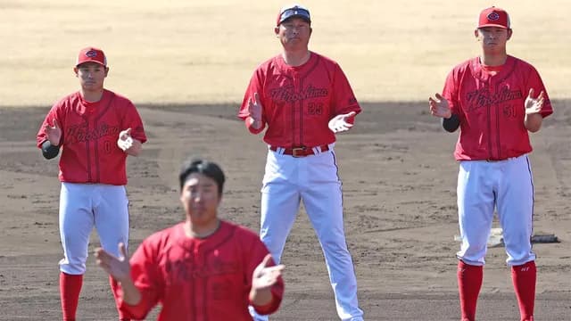 カープ新井監督が〝鬼の方針〟「結果と内容が伴わない選手は宮崎（2軍の日南キャンプ）に戻らせる」沖縄キャンプはサバイバル