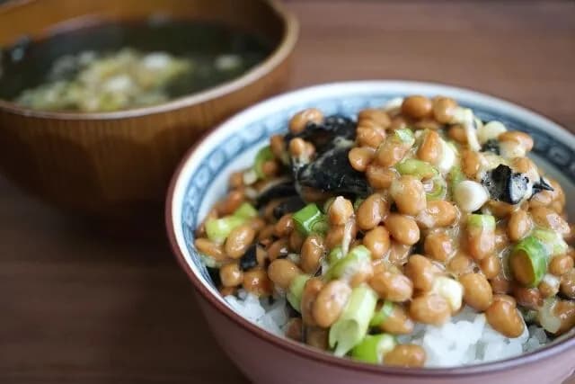 ご飯、納豆、味噌汁←ここに一品加えて完璧にしろ