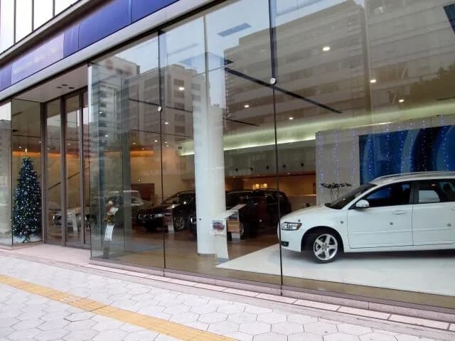 ワイ「外車ディーラーの営業マンって高給取りなんやろうなぁ」