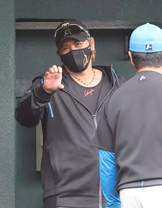 日本ハム・新庄剛志監督、楽天キャンプ地の遅すぎるスピードガンに〝クレーム〟「プロ野球ですよ、ここは」