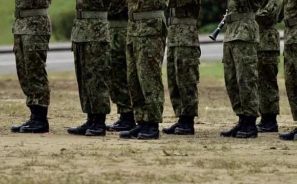 【悲報】自衛隊「二万人足りてません。何で入ってくれないの・・・・・」