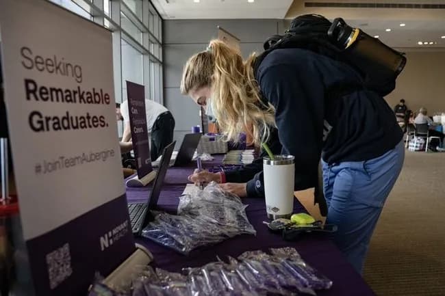 【悲報】アメリカでホワイトカラーの求人が激減。高卒者の方が就職しやすい社会にwwwwwww