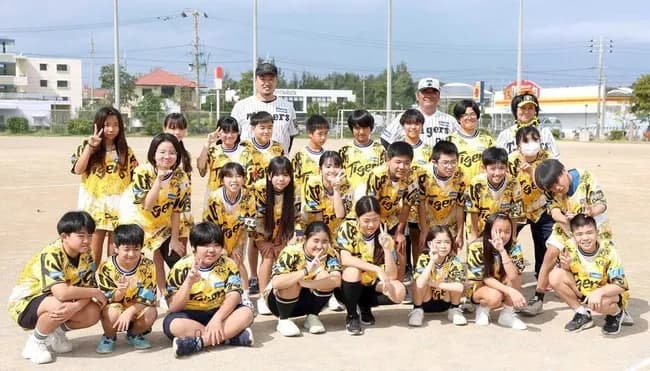 阪神・秋山拓巳ＢＡ　ＯＢ亀山努氏と沖縄県内の小学校で野球教室　「野球人口が減っていくことを抑えることに貢献すると思います