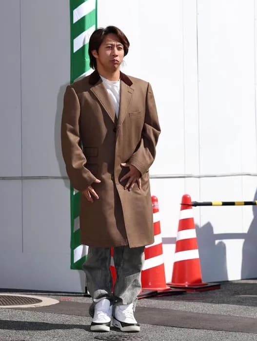 広島羽月、クソダサい格好で取材陣に謝罪　前髪がなびくほど