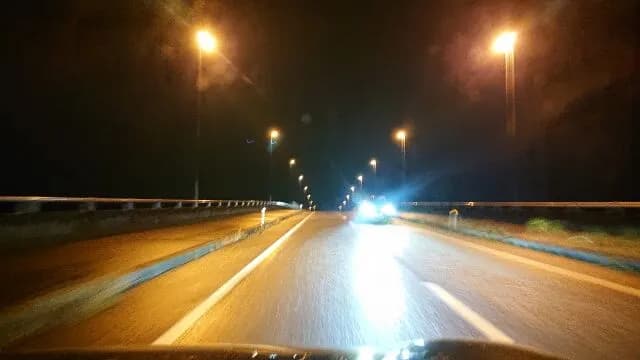 たまにハイビームで運転してる人いるでしょ